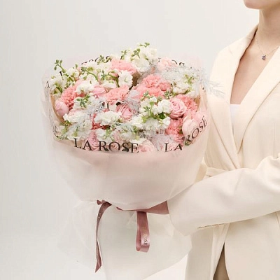 Розовый букет с кустовой розой и левкоем